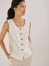 Chaleco color beige de lino con corte entallado y cierre frontal con botones de madera.