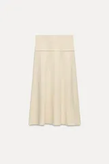 Falda midi gris de tiro alto con cintura elástica y corte evasé.