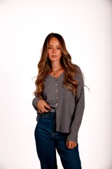 Blusa de morley elastizado color beige, de calce ajustado y mangas largas.
