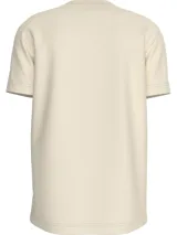 Remera color crema de algodón regenerado, corte regular, cuello redondo y mangas cortas. Presenta un bolsillo en el pecho con el monograma de Calvin Klein enmarcado en una caja.