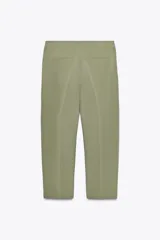 Pantalón verde oliva de tiro alto confeccionado en mezcla de viscosa, con bolsillos delanteros y falsos bolsillos de vivo en la espalda. Tiene pernera recta y cierre frontal con cremallera, botón interior y gancho.