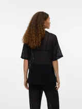 Remera negra oversize con cuello tipo polo y mangas cortas con hombros caídos. Confeccionada en punto single jersey con mezcla de algodón, algodón reciclado y poliéster reciclado. Silueta amplia y relajada.