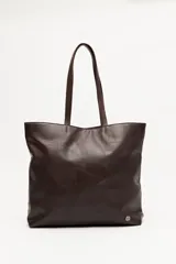 Cartera tipo tote color marrón oscuro, con diseño de parches de cuero texturizado y asas largas.