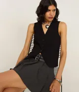 Short pollera plisada gris oscuro con dos cintos negros en la cintura.