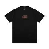 Remera negra de corte recto con estampado de un autobús escolar en el centro del pecho.