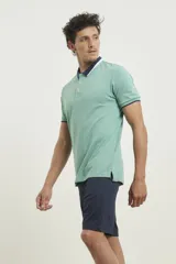 Bermuda de gabardina color azul oscuro, corte recto, con bolsillos laterales y traseros.