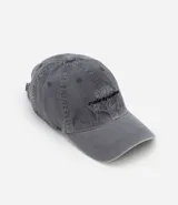 Gorra gris de sarga de algodón con efecto desteñido, visera curva y ajuste trasero con hebilla. Presenta bordado frontal con la frase "rule breaker" simulando rayos.