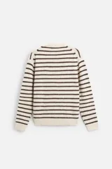 Sweater de punto color crudo con rayas horizontales marrones, de corte relaxed fit, cuello redondo y mangas largas con terminaciones en rib.