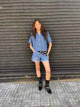 Camisa de jean celeste con detalles de costuras en color blanco.