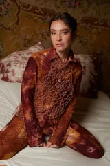 Top pechera de mostacillas tejida a mano, color marrón, con cierre trasero con lazos.