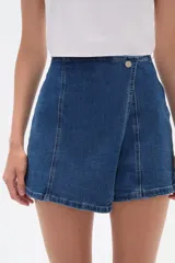 Short de jean azul con corte evasé y diseño cruzado.