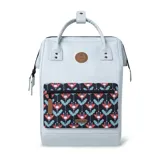 Mochila Cabaia Adventurer Puntarenas de 23 litros, color celeste, con sistema MOLLE, compartimento acolchado para laptop de 13 pulgadas, correa para sujetar a la maleta y tirantes acolchados antitranspirantes. Fabricada con materiales veganos e impermeables.