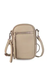 Bandolera compacta de símil cuero color rojo, con correa regulable y desmontable. Posee apertura superior, bolsillo frontal con cierre y bolsillo trasero abierto.