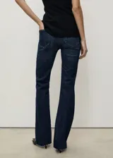 Pantalón de jean azul oscuro, de tiro medio y corte flare.