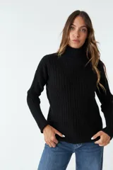 Sweater tejido negro de cuello alto y corte regular.