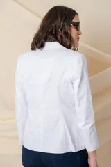 Blazer blanco con apliques de strass y bolsillos delanteros con solapa.