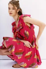 Vestido corto sin mangas, confeccionado en viscosa con jacquard de lurex multicolor. Presenta escote en V tanto en la parte delantera como en la espalda, con volados en los bordes.