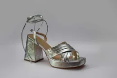 Sandalias rojas de cuero con plataforma y tiras para atar al tobillo.