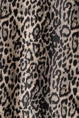 Vestido corto evasé sin mangas en tejido jacquard brillante con estampado de leopardo. Tiene escote redondo, abertura de cerradura con botón oculto atrás y forro interior.