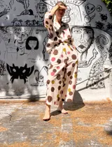 Pantalón palazzo color crema con estampado de lunares marrones, rosados y amarillos.