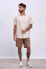 Camisa celeste de lino, de corte clásico, manga corta y cuello italiano.