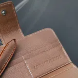 Billetera marrón con textura símil cocodrilo, con espacio para tarjetas y monedero con cierre.