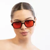 Lentes de sol con marco negro, patillas plateadas y lentes celestes.