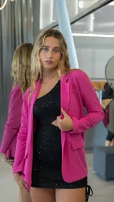 Blazer fucsia de corte moderno, con diseño ajustado y bolsillos frontales.