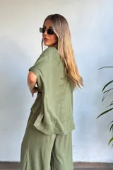 Remerón de lino color verde militar, con escote en V, mangas cortas y diseño de corte holgado.