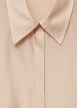 Camisa de vestir color fucsia de tejido satinado, corte recto y cuello camisero.