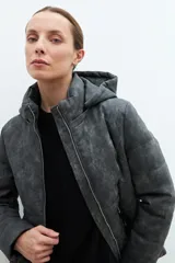 Campera capitoneada de eco-cuero gris oscuro, con cierre frontal y gorro.