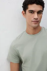 Remera verde oliva de algodón liviano, corte ajustado, cuello redondo ribeteado y bajo recto.