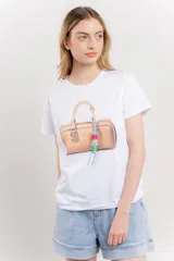 Remera blanca de algodón con estampado de un bolso con llavero colorido.