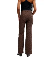 Pantalón de tiro alto con corte acampanado (flare) y tejido jacquard con estampado floral en tonos ciruela/borgoña.