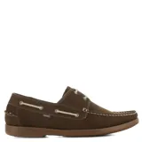 Zapato náutico de cuero azul marino con detalles en cuero marrón, cordones de cuero marrón y suela de goma marrón.
