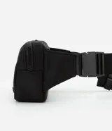 Riñonera negra con cierre de cremallera, correa ajustable y logo de la marca en relieve. Fabricada con poliéster reciclado.