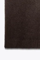 Jersey marrón de punto con cuello redondo y manga corta.