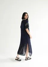 Remerón tejido color marrón con calados y cuello estilo camisa.