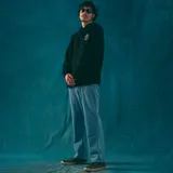 Canguro negro con capucha y bolsillo delantero. Estampado pequeño en el pecho de un carrito de supermercado lleno de productos.