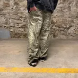 Pantalón de corte amplio con estampado de piel de serpiente en tonos beige y marrón.