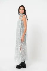 Vestido midi plateado de tul foil con forro, strapless con lazo en el cuello y tajos laterales.