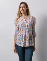 Blusa de gasa estampada con cuello a la base, escote en V y botones. Delantera con detalle plisado y largo de manga regulable con presilla y botón.