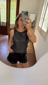 Musculosa sin mangas de tejido metalizado color gris oscuro.