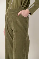 Pantalón de pana verde militar, de corte recto y tiro alto, con bolsillos laterales y traseros, y elástico en la cintura trasera.