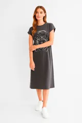 Vestido midi gris con estampado gráfico, cuello redondo y mangas cortas con dobladillo.