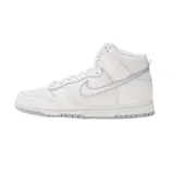 Championes Nike Dunk High Air Retro, de caña alta, color blanco con detalles en gris.