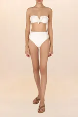 Top bandeau color blanco con volados en el centro.