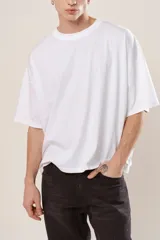 Remera blanca de manga corta con calce boxy fit, realizada en tejido jersey 24/1 americano.
