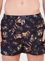 Bóxer de algodón blanco con estampado de flores pequeñas color celeste, con cintura elástica y logo de la marca en el centro.