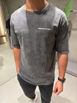 Remera oversize de algodón 100% color gris oscuro con efecto lavado. Estampado en la espalda con el texto "BOHEMIAN DSG CERTIFIED AUTHENTIC STREETWEAR only good news".